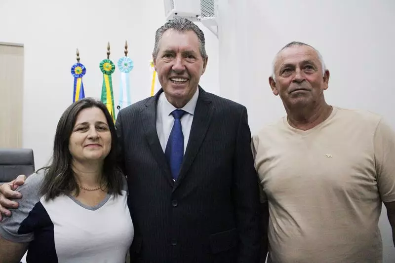 Em sessão com a Câmara lotada Heliomar Klabunde assume seu terceiro mandato como prefeito em Paranhos Em sessão com a Câmara lotada Heliomar Klabunde assume seu terceiro mandato como prefeito em Paranhos