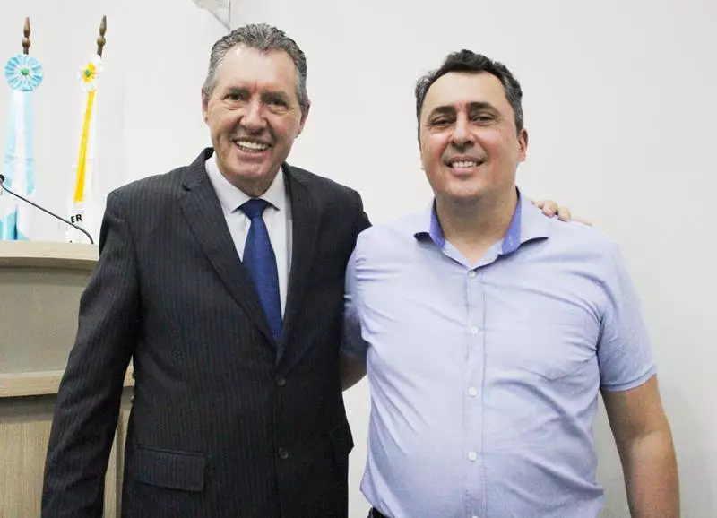 Em sessão com a Câmara lotada Heliomar Klabunde assume seu terceiro mandato como prefeito em Paranhos Em sessão com a Câmara lotada Heliomar Klabunde assume seu terceiro mandato como prefeito em Paranhos