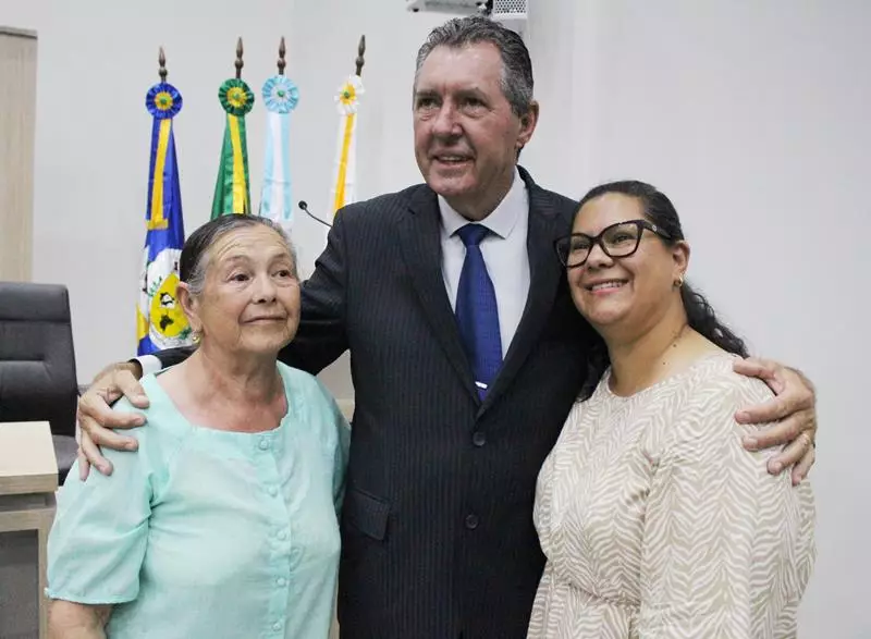 Em sessão com a Câmara lotada Heliomar Klabunde assume seu terceiro mandato como prefeito em Paranhos Em sessão com a Câmara lotada Heliomar Klabunde assume seu terceiro mandato como prefeito em Paranhos