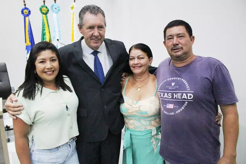 Em sessão com a Câmara lotada Heliomar Klabunde assume seu terceiro mandato como prefeito em Paranhos Em sessão com a Câmara lotada Heliomar Klabunde assume seu terceiro mandato como prefeito em Paranhos