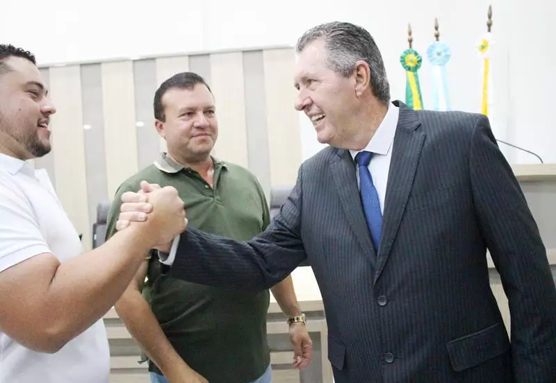 Em sessão com a Câmara lotada Heliomar Klabunde assume seu terceiro mandato como prefeito em Paranhos Em sessão com a Câmara lotada Heliomar Klabunde assume seu terceiro mandato como prefeito em Paranhos