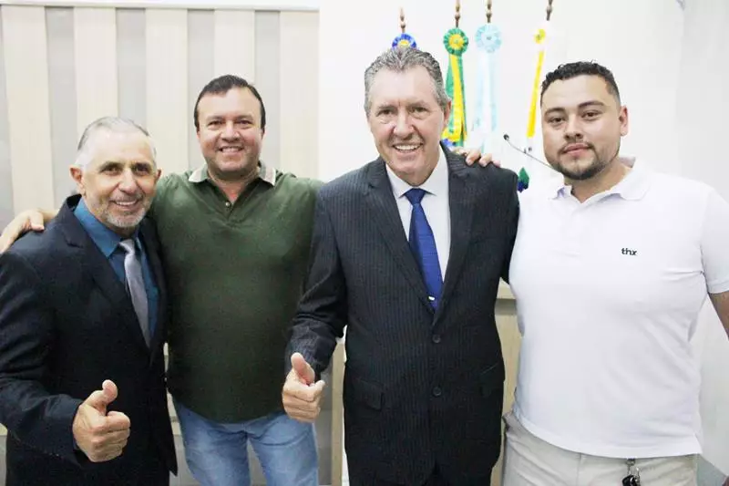 Em sessão com a Câmara lotada Heliomar Klabunde assume seu terceiro mandato como prefeito em Paranhos Em sessão com a Câmara lotada Heliomar Klabunde assume seu terceiro mandato como prefeito em Paranhos