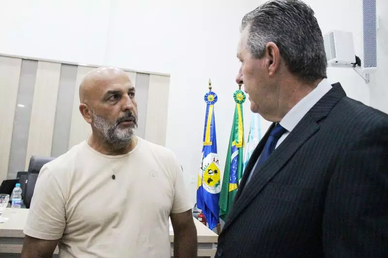 Em sessão com a Câmara lotada Heliomar Klabunde assume seu terceiro mandato como prefeito em Paranhos Em sessão com a Câmara lotada Heliomar Klabunde assume seu terceiro mandato como prefeito em Paranhos