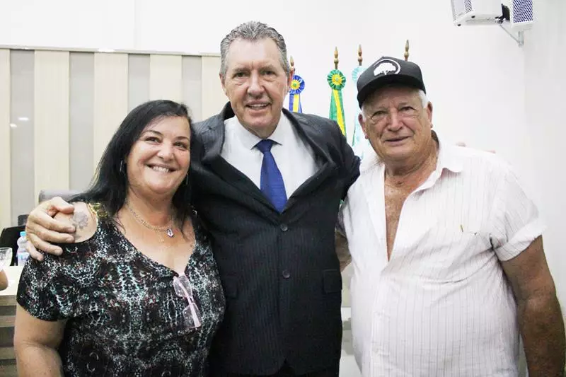 Em sessão com a Câmara lotada Heliomar Klabunde assume seu terceiro mandato como prefeito em Paranhos Em sessão com a Câmara lotada Heliomar Klabunde assume seu terceiro mandato como prefeito em Paranhos