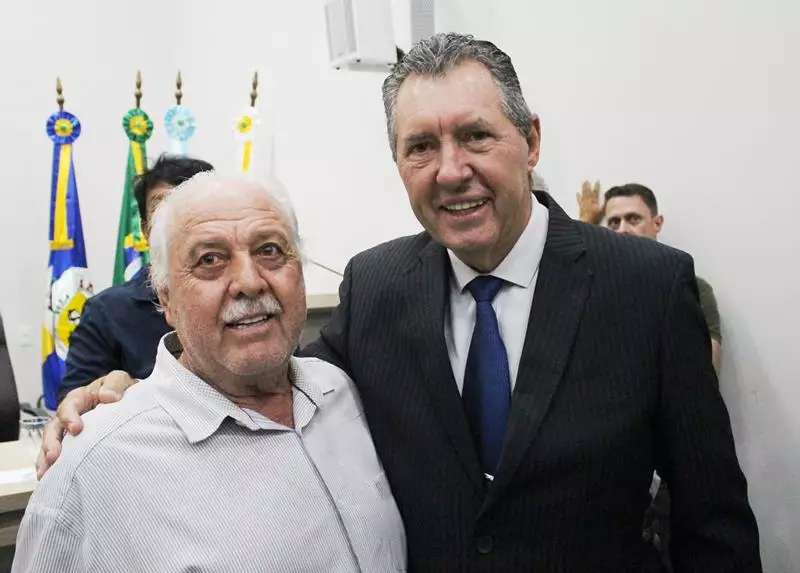 Em sessão com a Câmara lotada Heliomar Klabunde assume seu terceiro mandato como prefeito em Paranhos Em sessão com a Câmara lotada Heliomar Klabunde assume seu terceiro mandato como prefeito em Paranhos