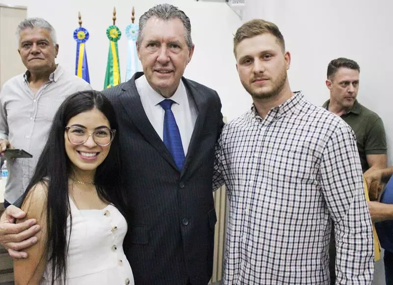 Em sessão com a Câmara lotada Heliomar Klabunde assume seu terceiro mandato como prefeito em Paranhos Em sessão com a Câmara lotada Heliomar Klabunde assume seu terceiro mandato como prefeito em Paranhos