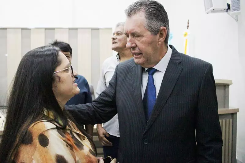 Em sessão com a Câmara lotada Heliomar Klabunde assume seu terceiro mandato como prefeito em Paranhos Em sessão com a Câmara lotada Heliomar Klabunde assume seu terceiro mandato como prefeito em Paranhos