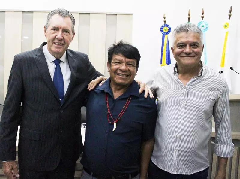 Em sessão com a Câmara lotada Heliomar Klabunde assume seu terceiro mandato como prefeito em Paranhos Em sessão com a Câmara lotada Heliomar Klabunde assume seu terceiro mandato como prefeito em Paranhos