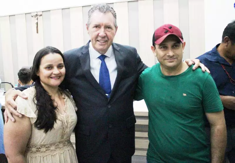 Em sessão com a Câmara lotada Heliomar Klabunde assume seu terceiro mandato como prefeito em Paranhos Em sessão com a Câmara lotada Heliomar Klabunde assume seu terceiro mandato como prefeito em Paranhos