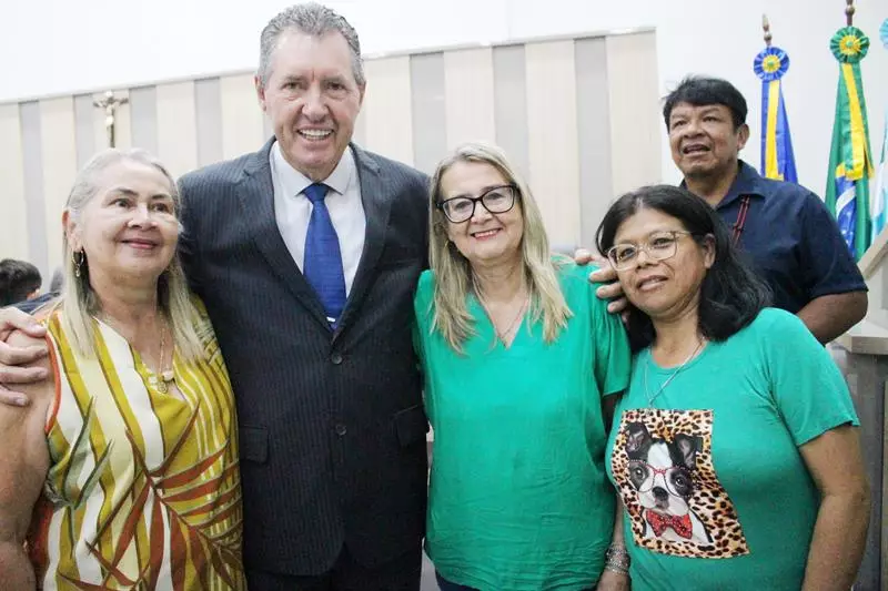 Em sessão com a Câmara lotada Heliomar Klabunde assume seu terceiro mandato como prefeito em Paranhos Em sessão com a Câmara lotada Heliomar Klabunde assume seu terceiro mandato como prefeito em Paranhos