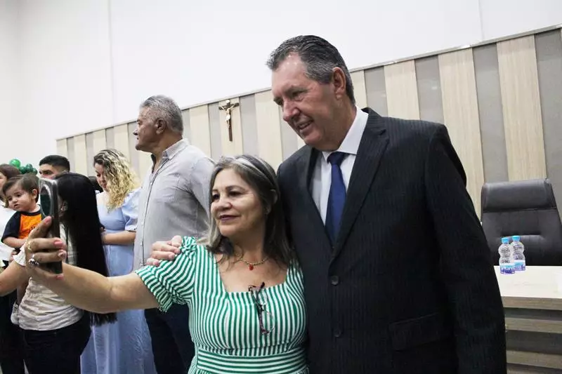 Em sessão com a Câmara lotada Heliomar Klabunde assume seu terceiro mandato como prefeito em Paranhos Em sessão com a Câmara lotada Heliomar Klabunde assume seu terceiro mandato como prefeito em Paranhos