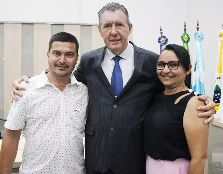 Em sessão com a Câmara lotada Heliomar Klabunde assume seu terceiro mandato como prefeito em Paranhos Em sessão com a Câmara lotada Heliomar Klabunde assume seu terceiro mandato como prefeito em Paranhos