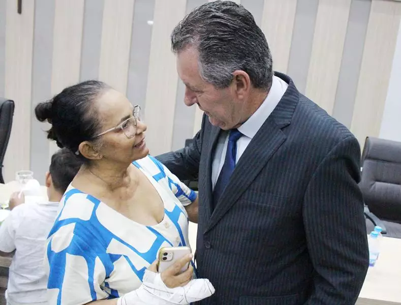 Em sessão com a Câmara lotada Heliomar Klabunde assume seu terceiro mandato como prefeito em Paranhos Em sessão com a Câmara lotada Heliomar Klabunde assume seu terceiro mandato como prefeito em Paranhos