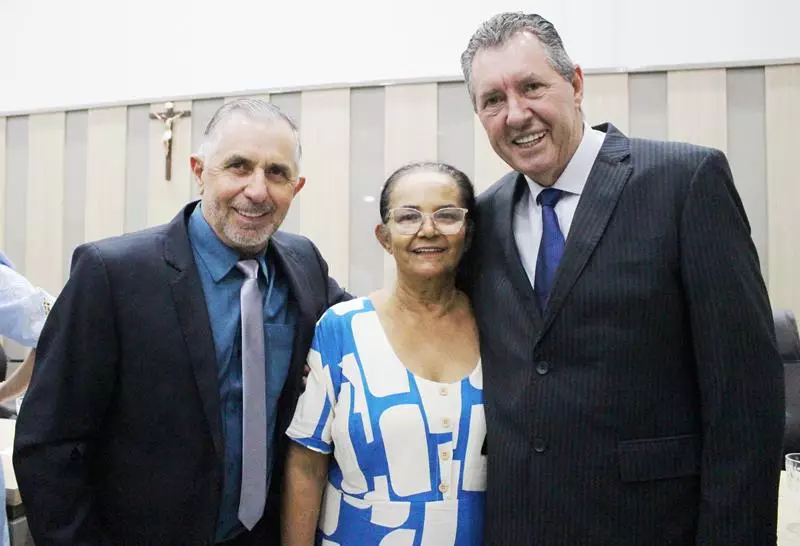 Em sessão com a Câmara lotada Heliomar Klabunde assume seu terceiro mandato como prefeito em Paranhos Em sessão com a Câmara lotada Heliomar Klabunde assume seu terceiro mandato como prefeito em Paranhos