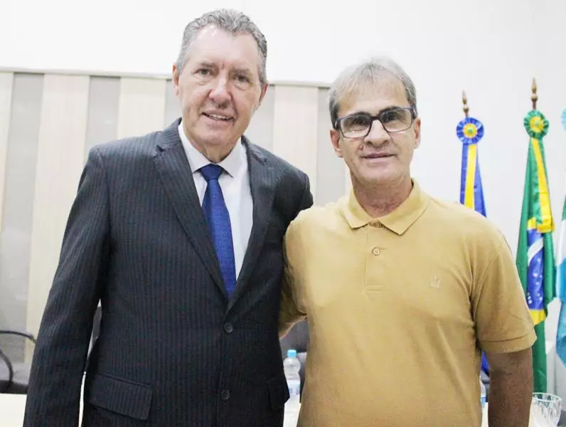 Em sessão com a Câmara lotada Heliomar Klabunde assume seu terceiro mandato como prefeito em Paranhos Em sessão com a Câmara lotada Heliomar Klabunde assume seu terceiro mandato como prefeito em Paranhos