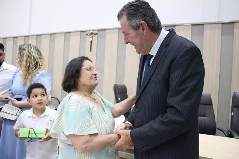 Em sessão com a Câmara lotada Heliomar Klabunde assume seu terceiro mandato como prefeito em Paranhos Em sessão com a Câmara lotada Heliomar Klabunde assume seu terceiro mandato como prefeito em Paranhos