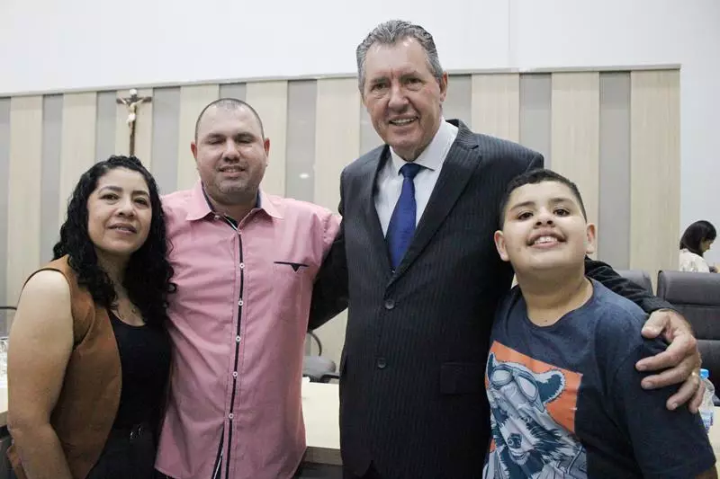 Em sessão com a Câmara lotada Heliomar Klabunde assume seu terceiro mandato como prefeito em Paranhos Em sessão com a Câmara lotada Heliomar Klabunde assume seu terceiro mandato como prefeito em Paranhos