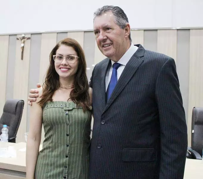 Em sessão com a Câmara lotada Heliomar Klabunde assume seu terceiro mandato como prefeito em Paranhos Em sessão com a Câmara lotada Heliomar Klabunde assume seu terceiro mandato como prefeito em Paranhos