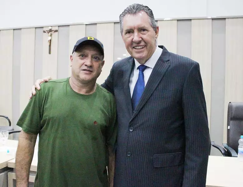 Em sessão com a Câmara lotada Heliomar Klabunde assume seu terceiro mandato como prefeito em Paranhos Em sessão com a Câmara lotada Heliomar Klabunde assume seu terceiro mandato como prefeito em Paranhos