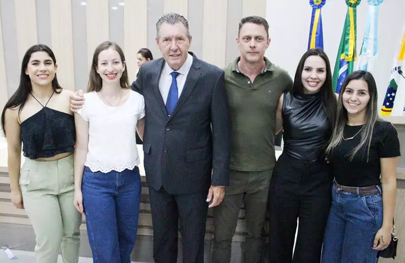 Em sessão com a Câmara lotada Heliomar Klabunde assume seu terceiro mandato como prefeito em Paranhos Em sessão com a Câmara lotada Heliomar Klabunde assume seu terceiro mandato como prefeito em Paranhos