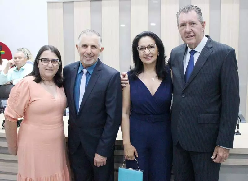 Em sessão com a Câmara lotada Heliomar Klabunde assume seu terceiro mandato como prefeito em Paranhos Em sessão com a Câmara lotada Heliomar Klabunde assume seu terceiro mandato como prefeito em Paranhos