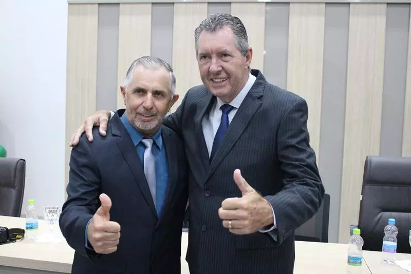 Em sessão com a Câmara lotada Heliomar Klabunde assume seu terceiro mandato como prefeito em Paranhos Em sessão com a Câmara lotada Heliomar Klabunde assume seu terceiro mandato como prefeito em Paranhos