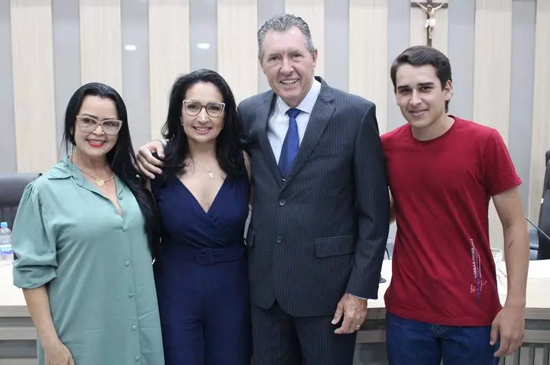 Em sessão com a Câmara lotada Heliomar Klabunde assume seu terceiro mandato como prefeito em Paranhos Em sessão com a Câmara lotada Heliomar Klabunde assume seu terceiro mandato como prefeito em Paranhos