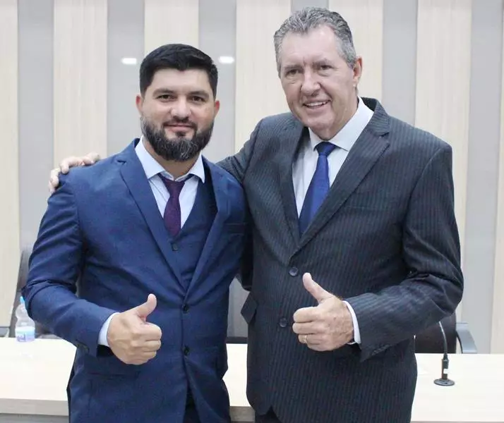 Em sessão com a Câmara lotada Heliomar Klabunde assume seu terceiro mandato como prefeito em Paranhos Em sessão com a Câmara lotada Heliomar Klabunde assume seu terceiro mandato como prefeito em Paranhos