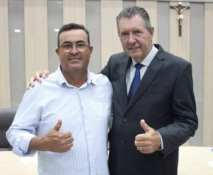Em sessão com a Câmara lotada Heliomar Klabunde assume seu terceiro mandato como prefeito em Paranhos Em sessão com a Câmara lotada Heliomar Klabunde assume seu terceiro mandato como prefeito em Paranhos