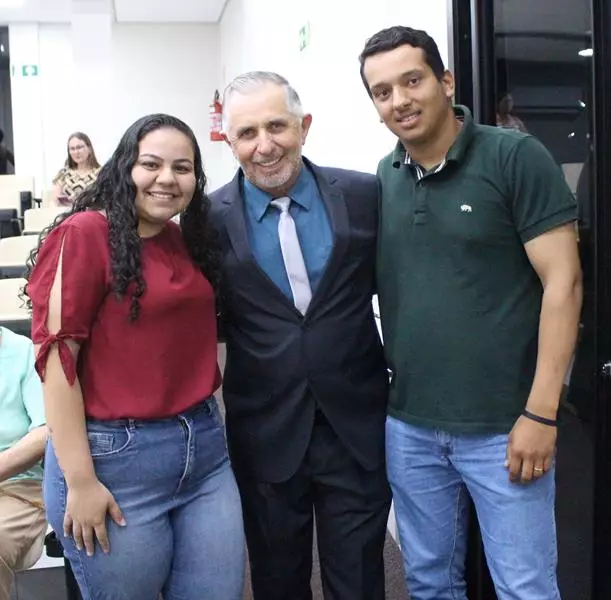 Em sessão com a Câmara lotada Heliomar Klabunde assume seu terceiro mandato como prefeito em Paranhos Em sessão com a Câmara lotada Heliomar Klabunde assume seu terceiro mandato como prefeito em Paranhos