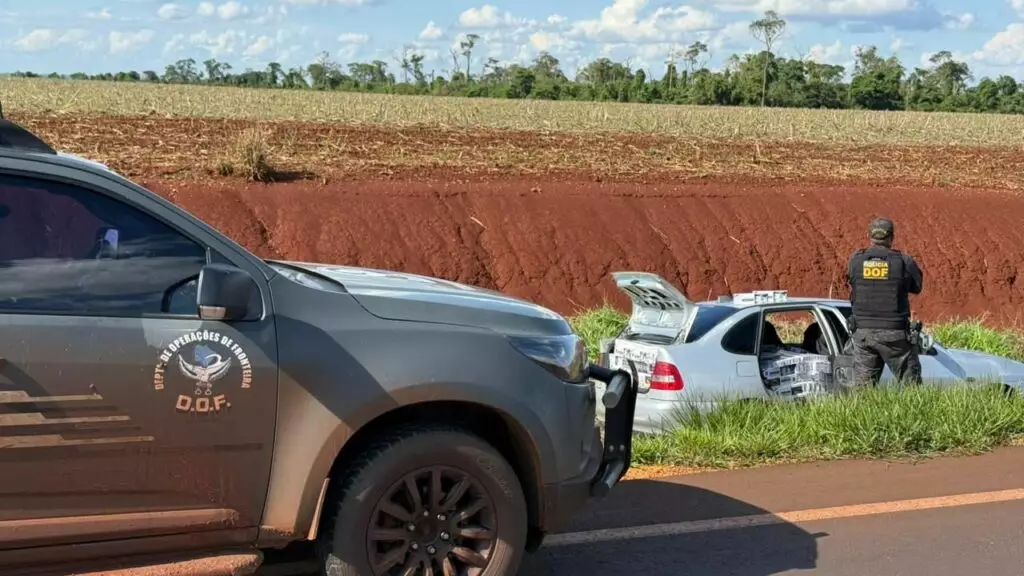 Caarapó: DOF apreende veículo carregado com cigarros após cair em barranco Caarapó: DOF apreende veículo carregado com cigarros após cair em barranco