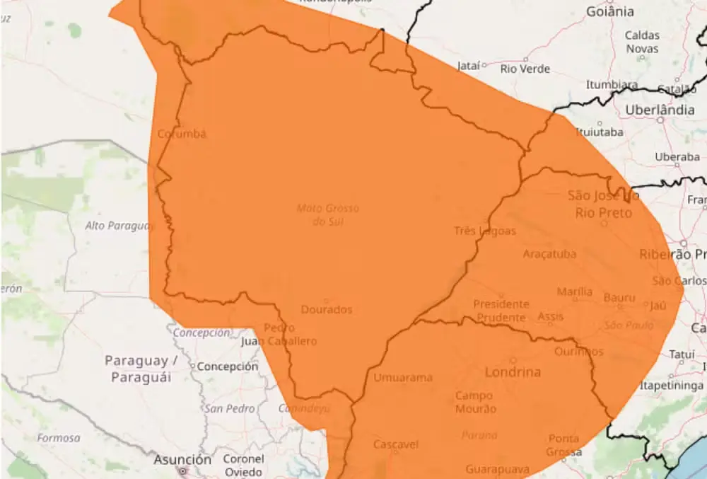 Temporal em Campo Grande arrasta carros, deixa ruas alagadas e derruba árvores