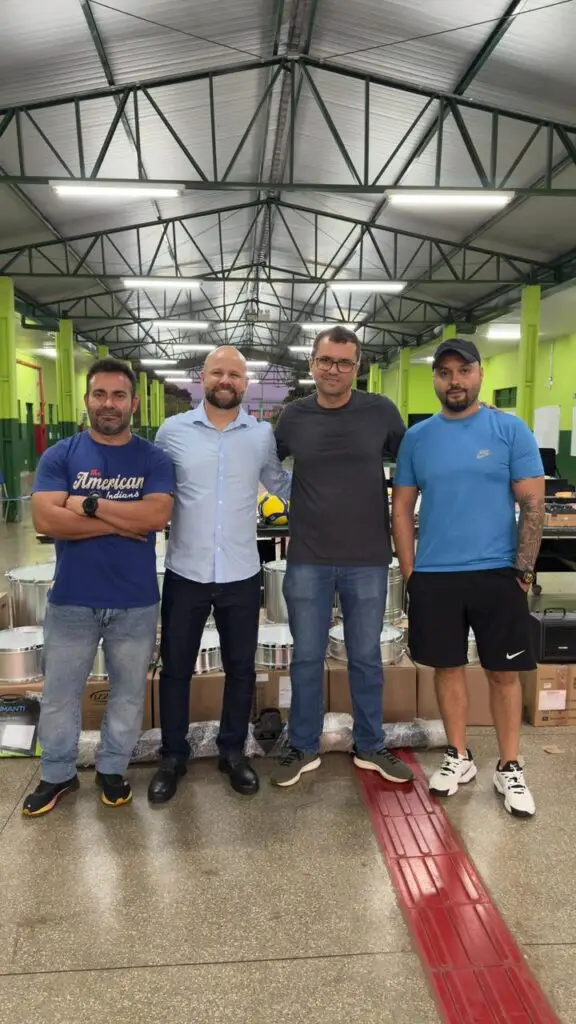 Caarapó: Gilberto Segóvia entrega kits esportivos, musicais e uniforme à Escola Joaquim Vianna Caarapó: Gilberto Segóvia entrega kits esportivos, musicais e uniforme à Escola Joaquim Vianna