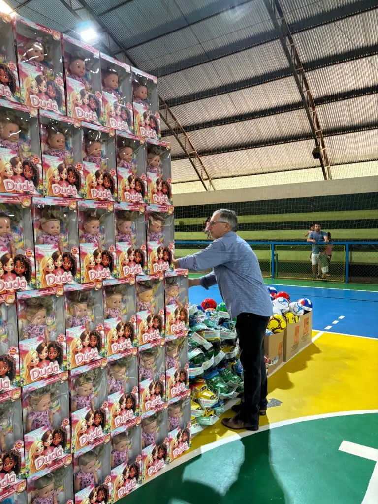 Entrega de brinquedos leva alegria às crianças de Paranhos