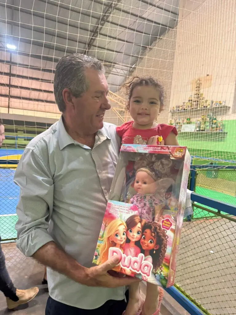 Entrega de brinquedos leva alegria às crianças de Paranhos