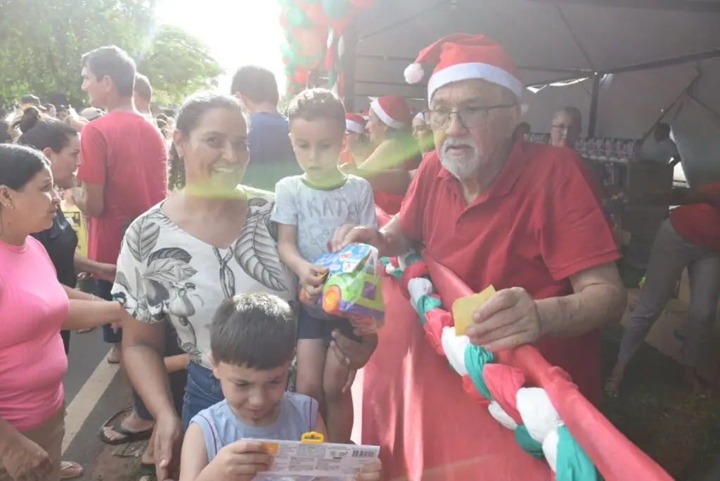4 mil brinquedos distribuídos levam alegria às crianças iguatemienses na 5ª edição do Natal Feliz