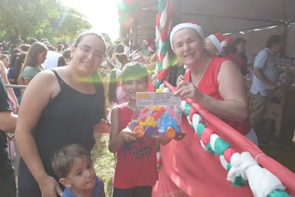 4 mil brinquedos distribuídos levam alegria às crianças iguatemienses na 5ª edição do Natal Feliz