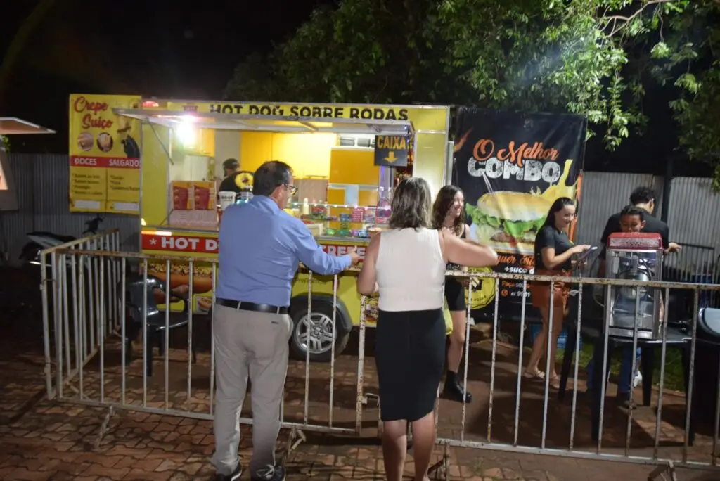 Iguatemi: Primeira noite de réveillon reuniu milhares de pessoas na Praça João Francisco Lopes, no show da dupla nacional “Us Agroboy”