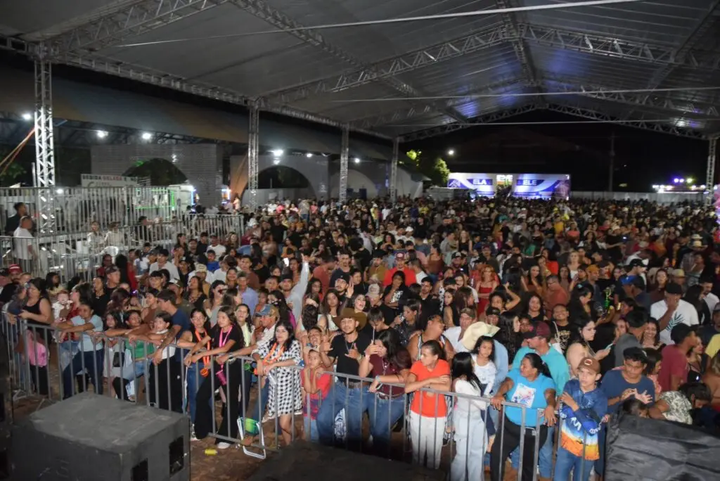 Iguatemi: Primeira noite de réveillon reuniu milhares de pessoas na Praça João Francisco Lopes, no show da dupla nacional “Us Agroboy”