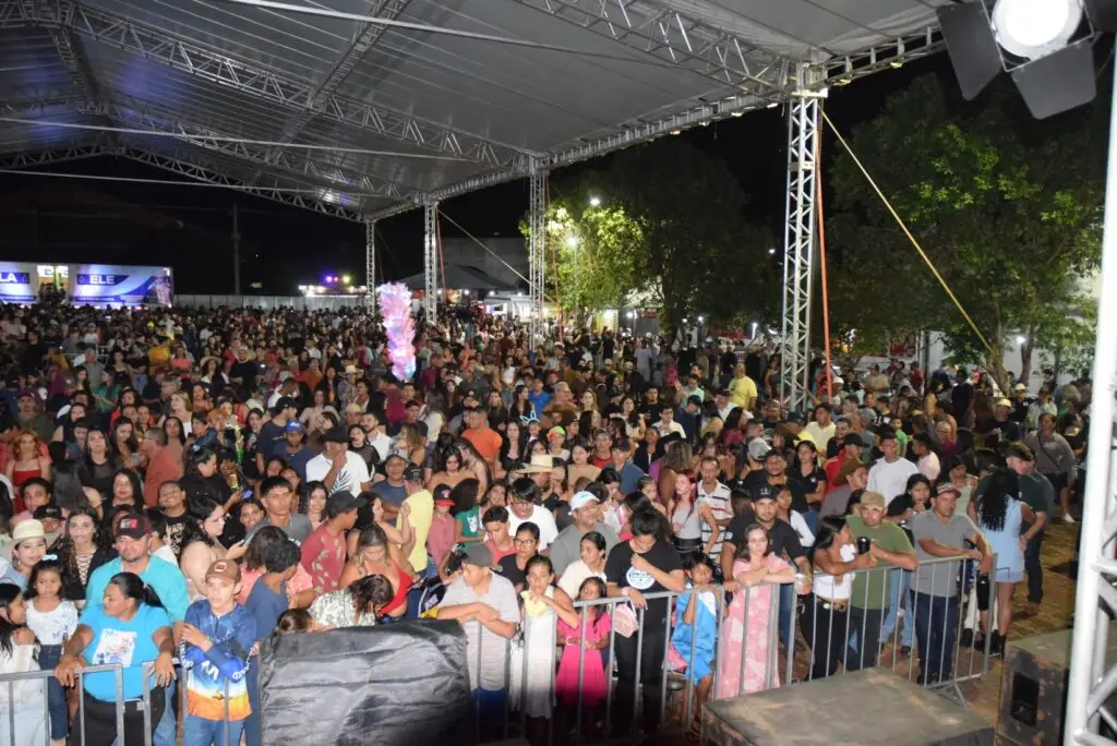 Iguatemi: Primeira noite de réveillon reuniu milhares de pessoas na Praça João Francisco Lopes, no show da dupla nacional “Us Agroboy”
