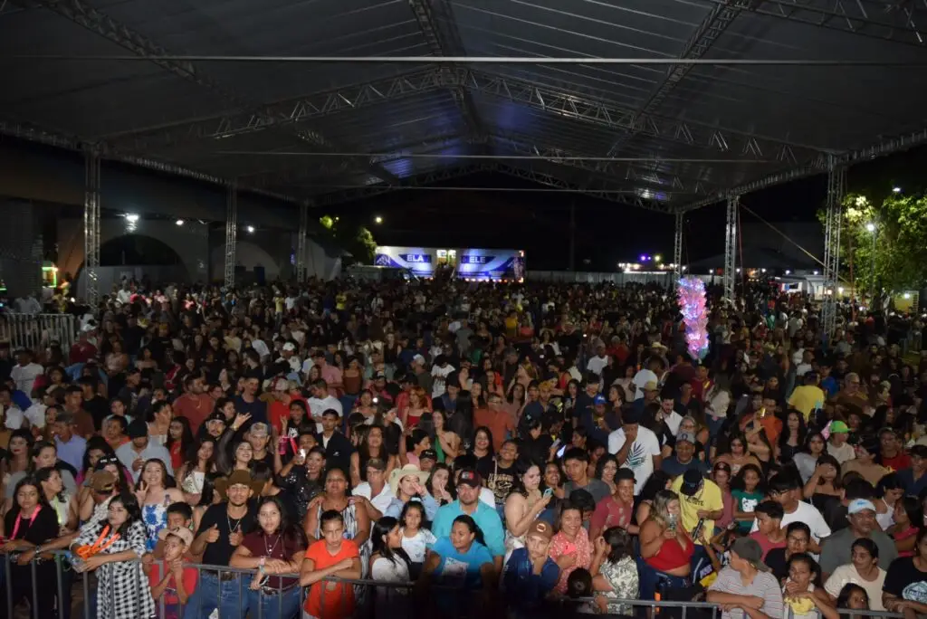 Iguatemi: Primeira noite de réveillon reuniu milhares de pessoas na Praça João Francisco Lopes, no show da dupla nacional “Us Agroboy”