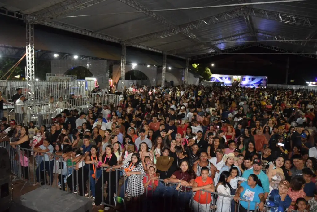 Iguatemi: Primeira noite de réveillon reuniu milhares de pessoas na Praça João Francisco Lopes, no show da dupla nacional “Us Agroboy”