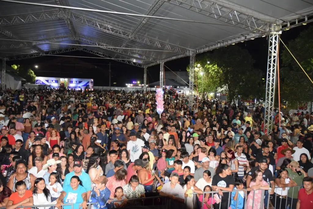 Iguatemi: Primeira noite de réveillon reuniu milhares de pessoas na Praça João Francisco Lopes, no show da dupla nacional “Us Agroboy”