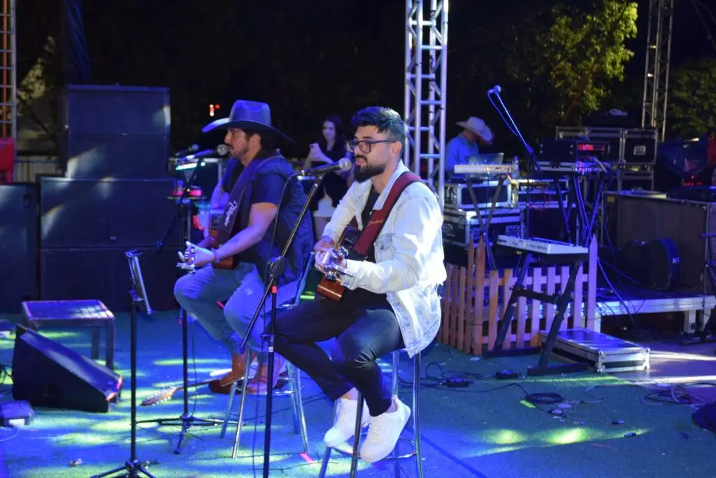 Iguatemi: Primeira noite de réveillon reuniu milhares de pessoas na Praça João Francisco Lopes, no show da dupla nacional “Us Agroboy”