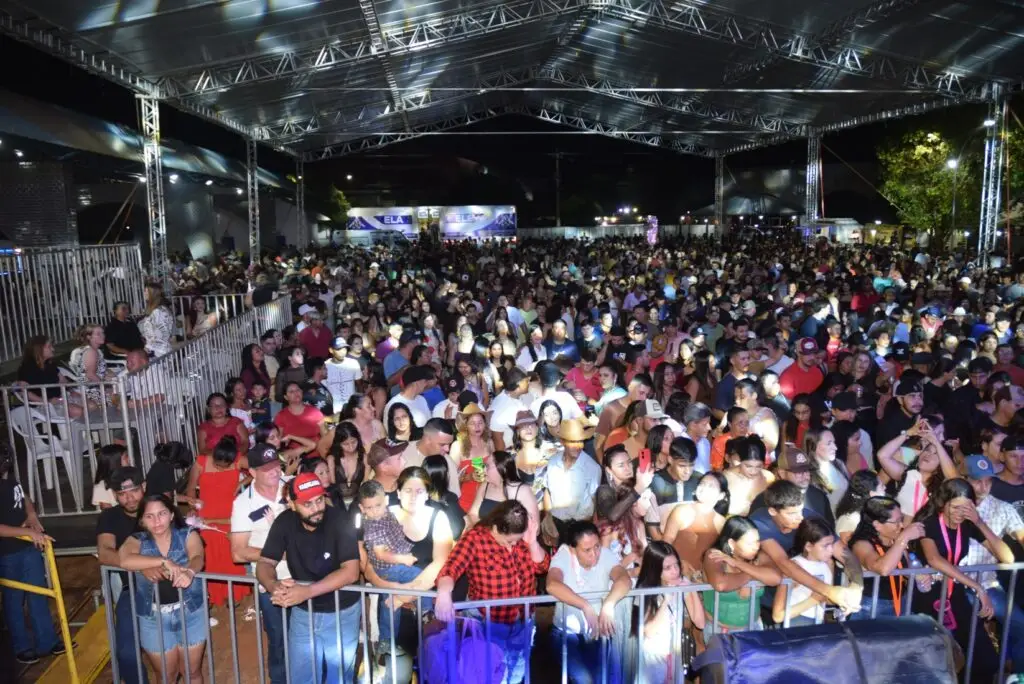 Iguatemi: Primeira noite de réveillon reuniu milhares de pessoas na Praça João Francisco Lopes, no show da dupla nacional “Us Agroboy”