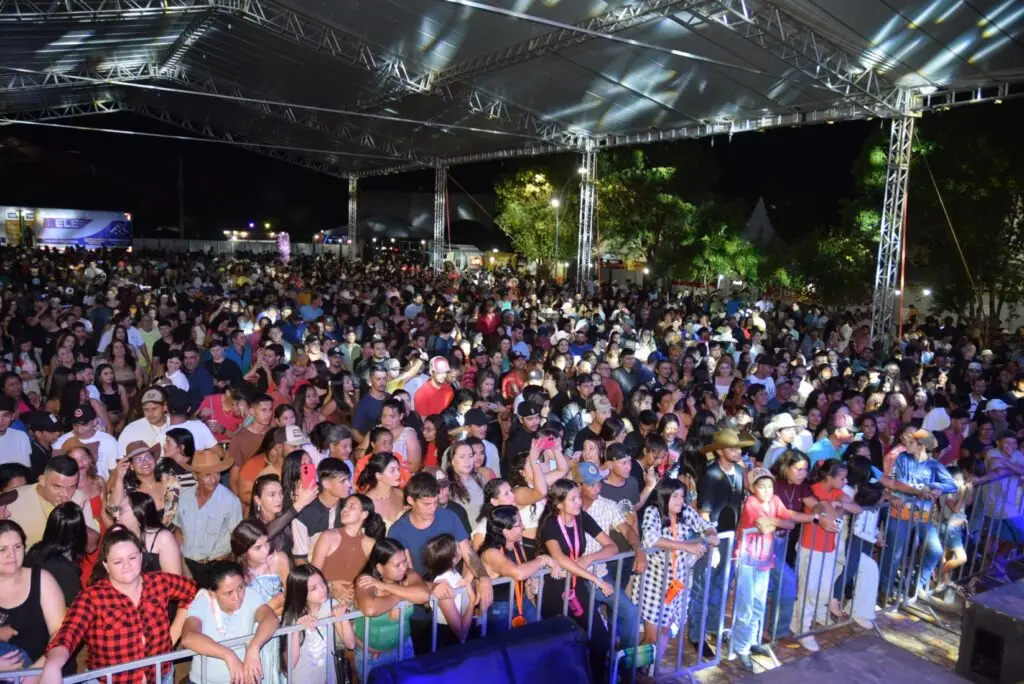 Iguatemi: Primeira noite de réveillon reuniu milhares de pessoas na Praça João Francisco Lopes, no show da dupla nacional “Us Agroboy”