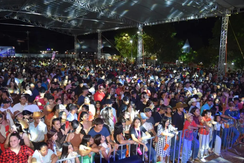 Iguatemi: Primeira noite de réveillon reuniu milhares de pessoas na Praça João Francisco Lopes, no show da dupla nacional “Us Agroboy”