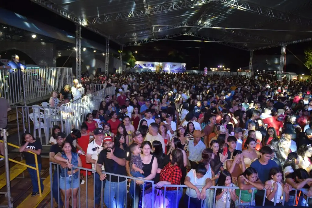 Iguatemi: Primeira noite de réveillon reuniu milhares de pessoas na Praça João Francisco Lopes, no show da dupla nacional “Us Agroboy”