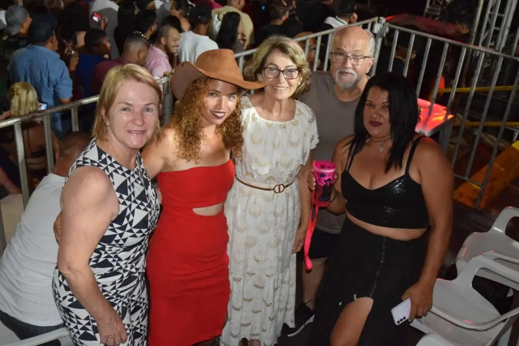 Iguatemi: Primeira noite de réveillon reuniu milhares de pessoas na Praça João Francisco Lopes, no show da dupla nacional “Us Agroboy”