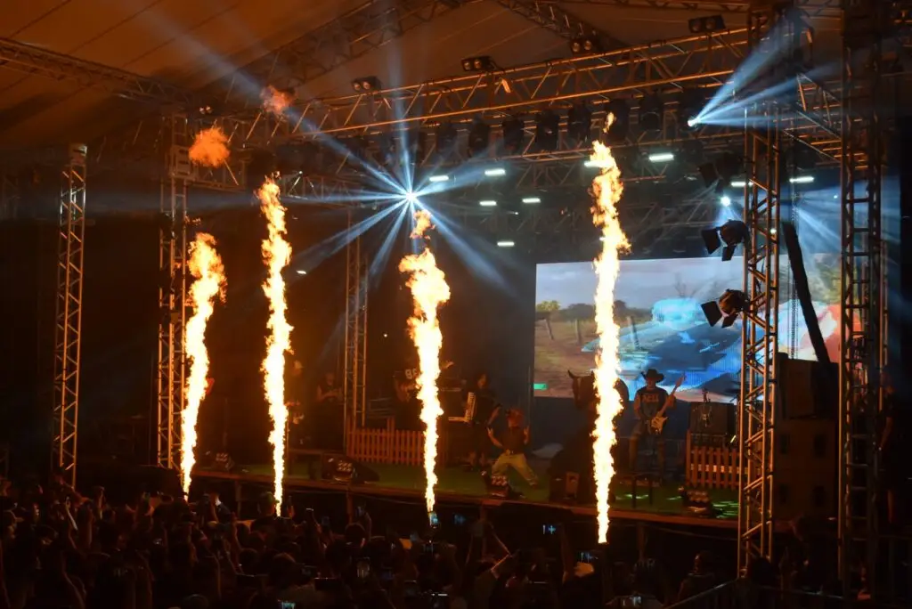 Iguatemi: Primeira noite de réveillon reuniu milhares de pessoas na Praça João Francisco Lopes, no show da dupla nacional “Us Agroboy”